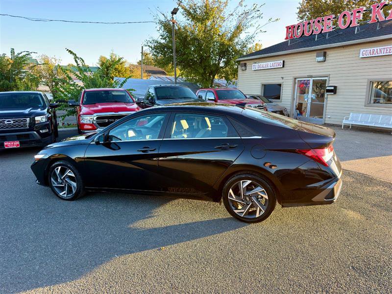 Used 2024 Hyundai Elantra Limited FWD image 2