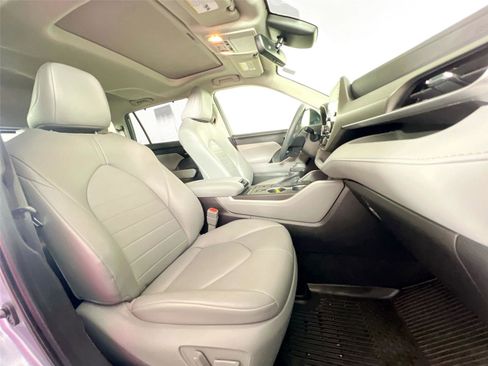Used 2022 Toyota Highlander XLE image 26