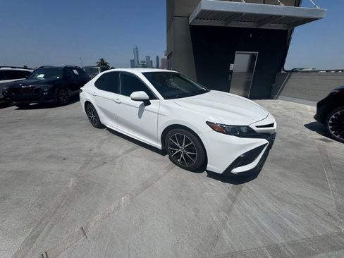 Used 2021 Toyota Camry SE w/ Carpet Mat Package (TMS) FWD image 2