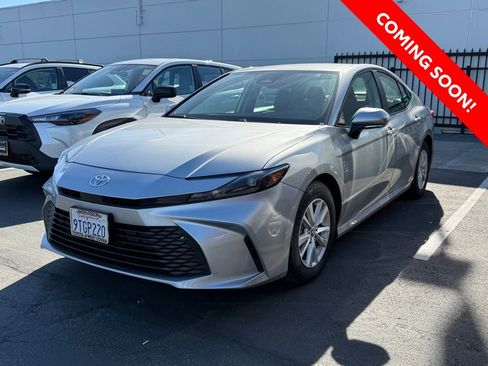 Used 2025 Toyota Camry LE image 3