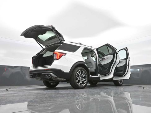 Used 2025 Ford Explorer Platinum w/ Ultimate Package image 93