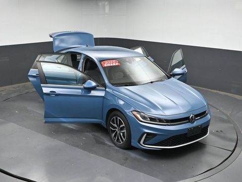 Used 2025 Volkswagen Jetta SE FWD image 40