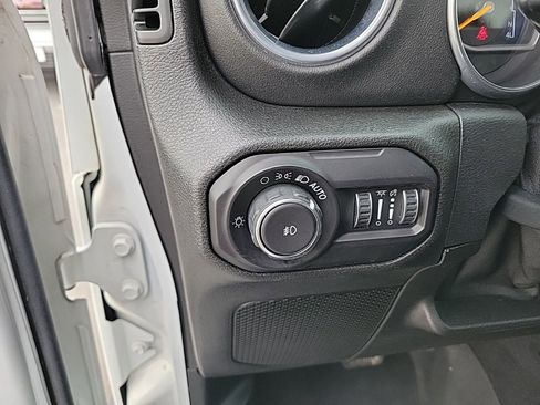 Used 2018 Jeep Wrangler Unlimited Sahara w/ Cold Weather Group image 8