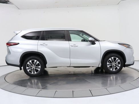 Used 2024 Toyota Highlander XLE image 6