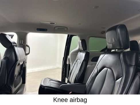 Used 2024 Chrysler Pacifica Touring-L FWD image 31