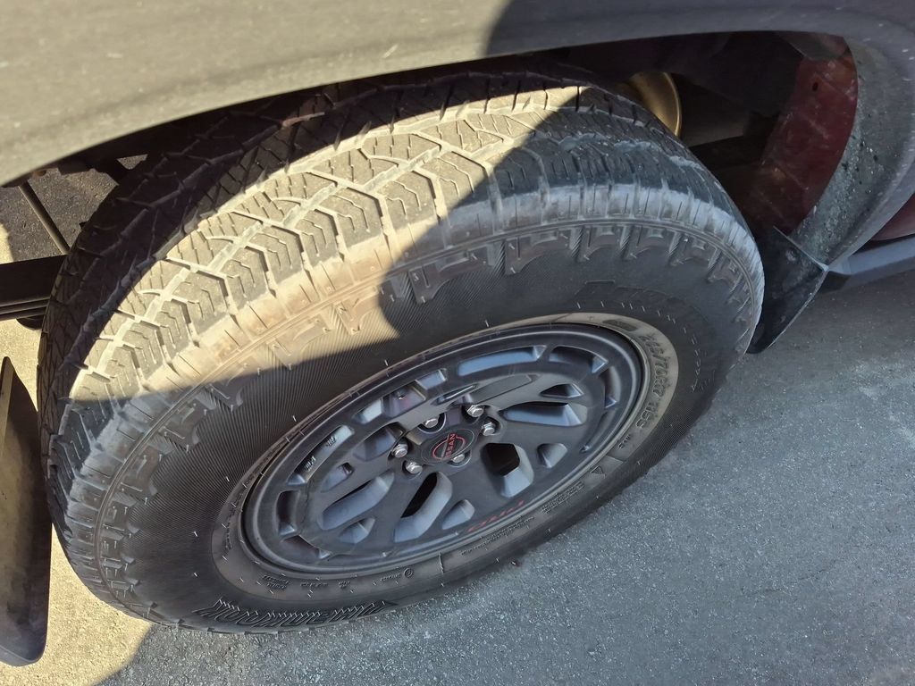 Used 2025 Nissan Frontier PRO-4X AWD/4WD image 10