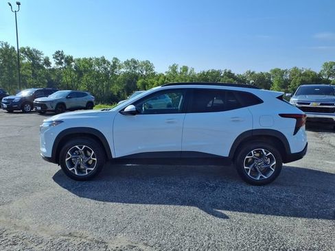 Used 2025 Chevrolet Trax LT w/ LT Convenience Package FWD image 9