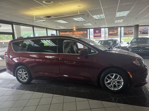 Used 2021 Chrysler Voyager LX FWD image 5