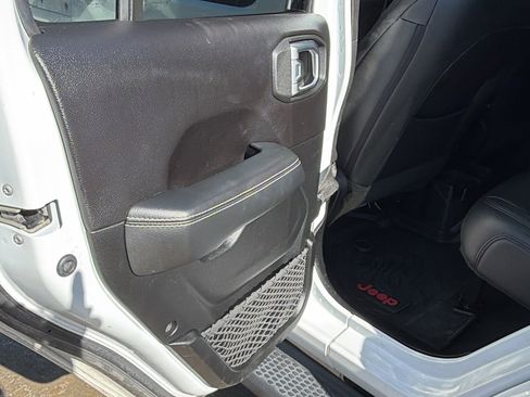 Used 2020 Jeep Wrangler Unlimited Sahara image 22