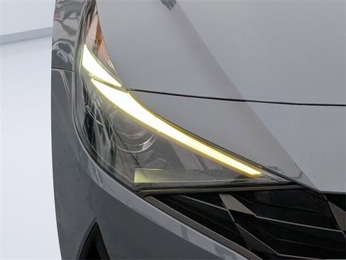 Used 2022 Hyundai Elantra SEL image 9