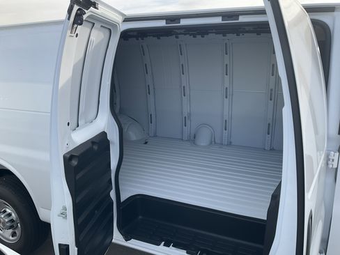 Used 2025 Chevrolet Express 3500 Extended w/ Driver Convenience Package image 5