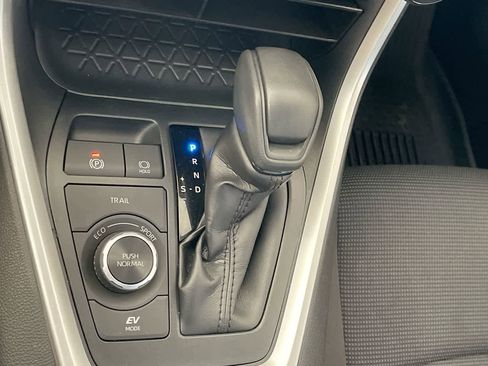 Used 2022 Toyota RAV4 LE image 20