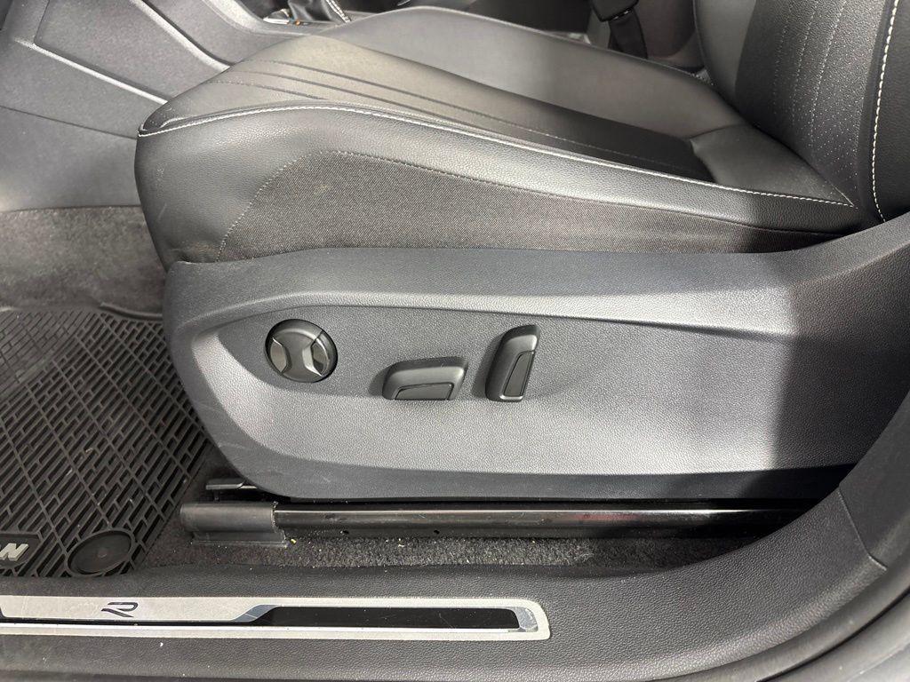 Used 2023 Volkswagen Tiguan SE R-Line AWD/4WD image 22
