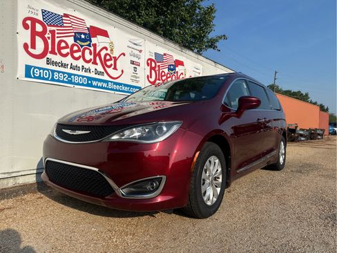 Used 2018 Chrysler Pacifica Touring-L FWD image 6