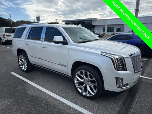 Used 2020 Cadillac Escalade Premium Luxury image 2