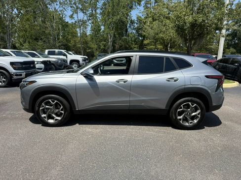 Used 2026 Chevrolet Trax LT FWD image 2