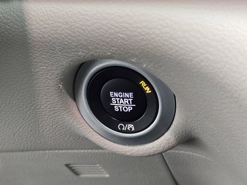 Used 2024 Chrysler Pacifica Touring-L image 32