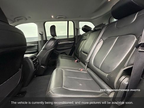 Used 2023 Jeep Grand Cherokee Limited w/ Black Appearance Package image 12