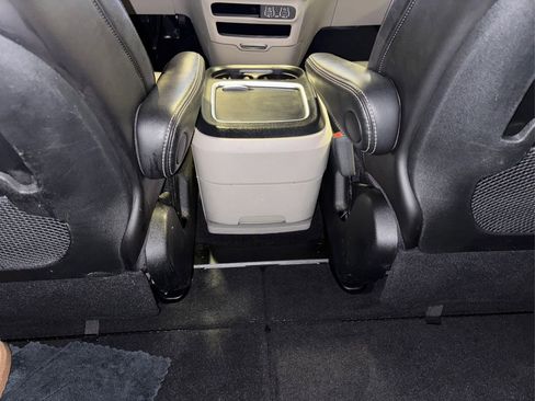 Used 2024 Chrysler Pacifica Touring-L image 18