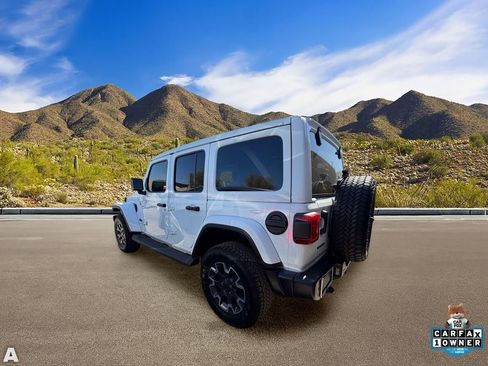 Used 2025 Jeep Wrangler Unlimited Sahara AWD/4WD image 3