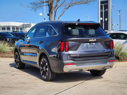 Used 2025 Kia Sorento EX image 3