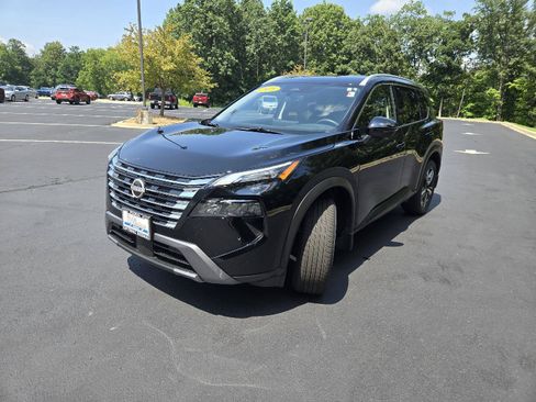 Used 2025 Nissan Rogue SL AWD/4WD image 4