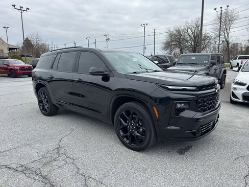 Used 2025 Chevrolet Traverse RS image 3