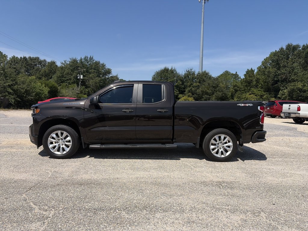 Used 2020 Chevrolet Silverado 1500 Custom w/ Custom Value Package AWD/4WD image 3