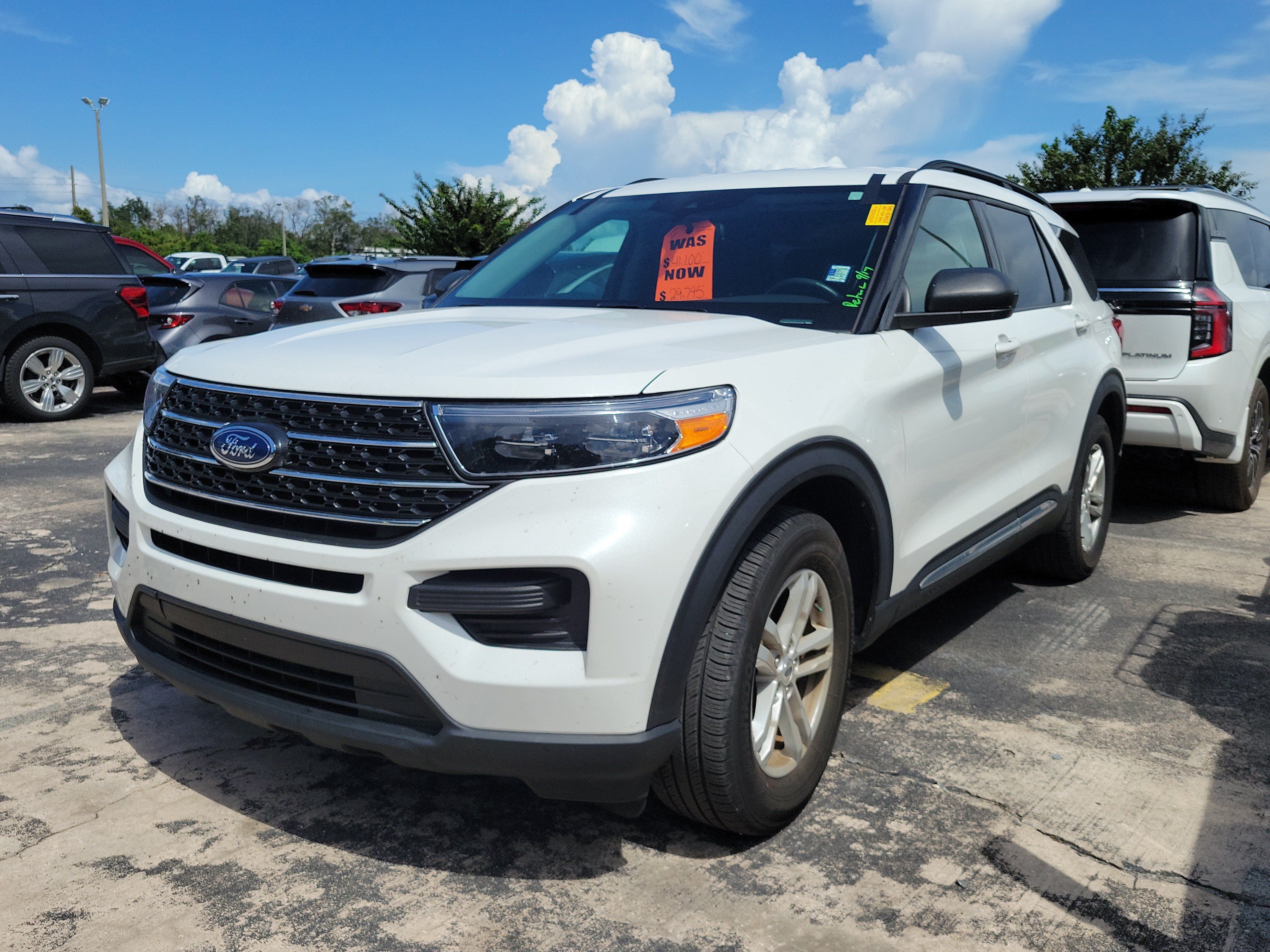 Used 2024 Ford Explorer XLT RWD image 3