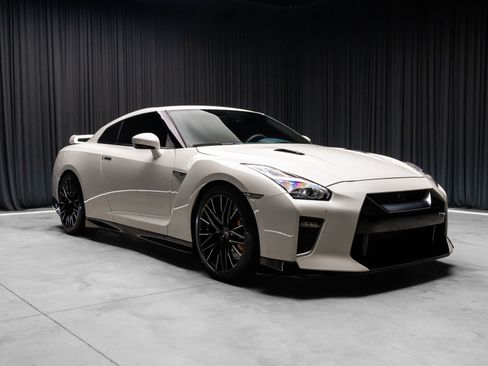 Used 2020 Nissan GT-R Premium AWD/4WD image 20