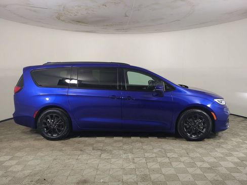 Used 2021 Chrysler Pacifica Touring-L w/ Uconnect Theater Family Group FWD image 4