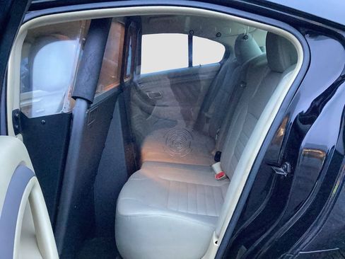 Used 2016 Ford Taurus SE image 13