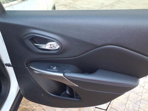 Used 2022 Jeep Cherokee Limited image 21