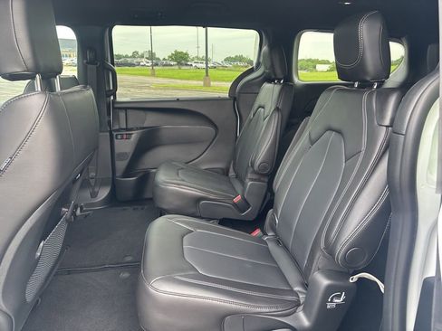 Used 2025 Chrysler Pacifica Select FWD image 10
