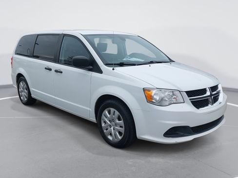 Used 2019 Dodge Grand Caravan SE image 3