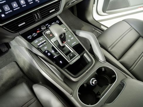 Certified 2023 Porsche Cayenne AWD/4WD image 17