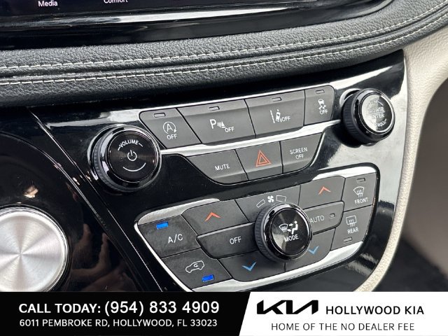 Used 2021 Chrysler Pacifica Touring-L FWD image 16