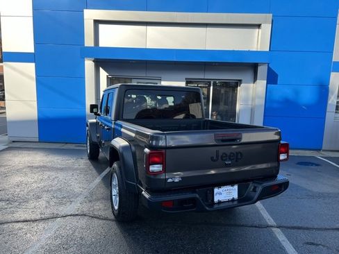Used 2023 Jeep Gladiator Sport image 9