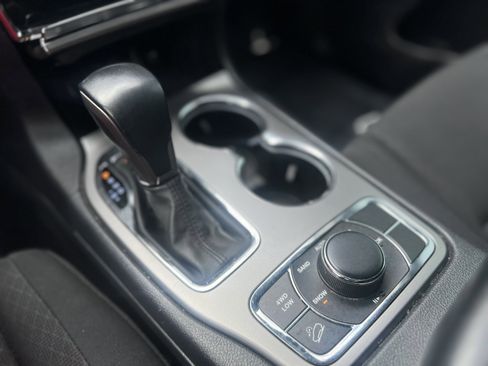 Used 2019 Jeep Grand Cherokee Laredo AWD/4WD image 21