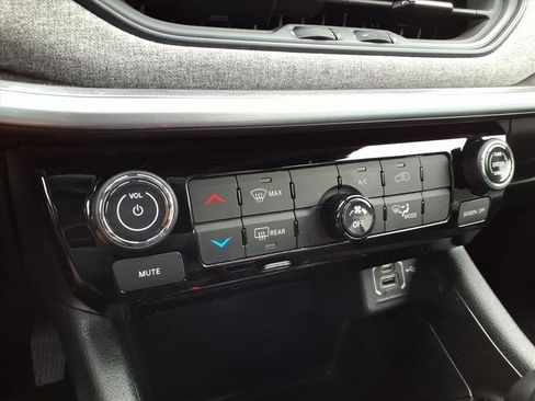 Used 2024 Jeep Compass Latitude image 15