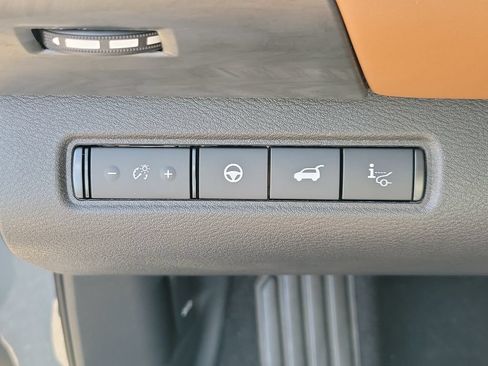Certified 2026 Nissan Pathfinder Platinum FWD image 32