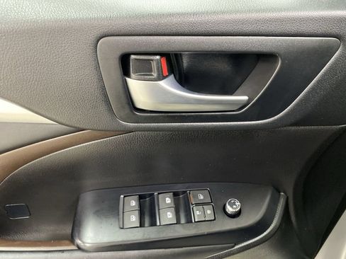 Used 2018 Toyota Highlander XLE AWD/4WD image 13