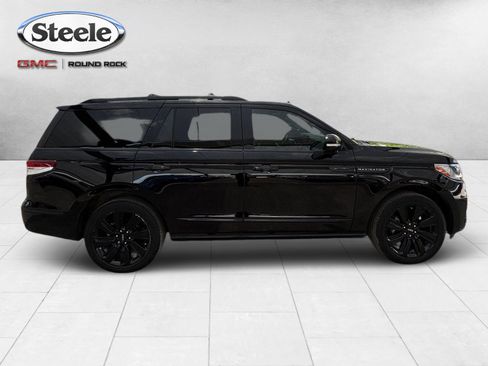 Used 2023 Lincoln Navigator Reserve AWD/4WD image 6