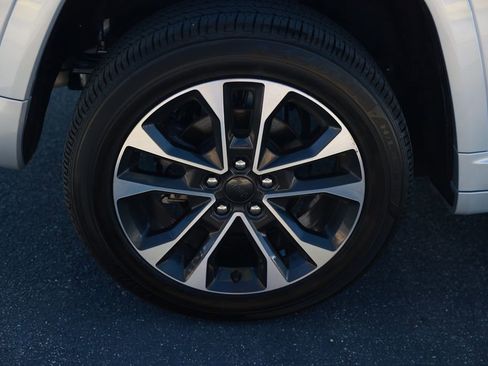 Used 2023 Jeep Grand Cherokee Overland RWD image 9