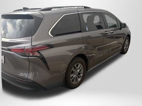 Used 2021 Toyota Sienna XLE w/ XLE Plus Package FWD image 4