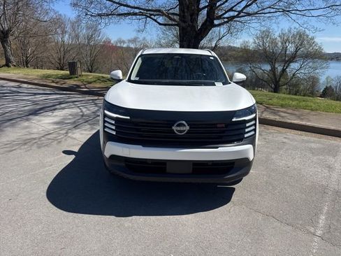 Used 2025 Nissan Kicks SR image 2