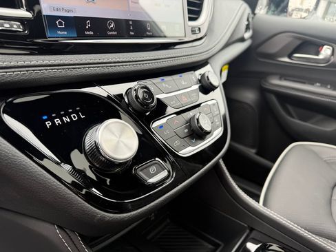 New 2027 Chrysler Pacifica Limited FWD image 19