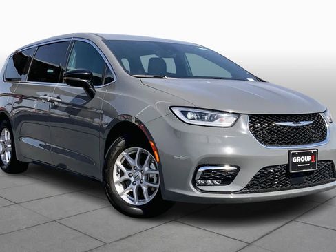 Used 2025 Chrysler Pacifica Select image 3