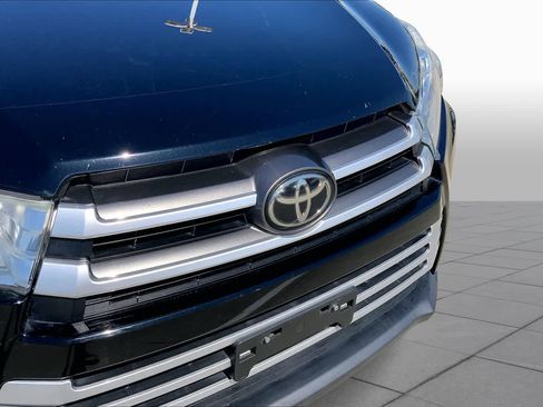 Used 2019 Toyota Highlander XLE AWD/4WD image 29