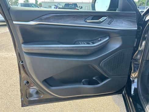 Used 2023 Jeep Grand Cherokee Limited image 9